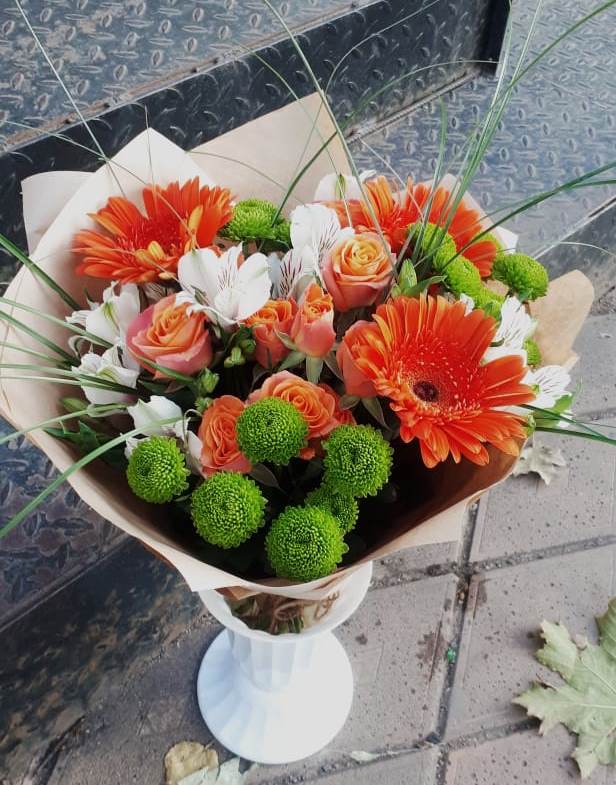Букет цветов из: Герберы, Хризантемы, Альстромерии и Розы в Удобный