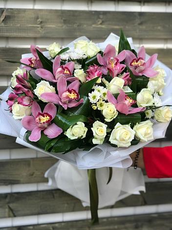 Букет цветов из: Розы и Хризантемы в Удобный
