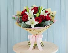 Букет цветов из:  Лилии и Розы в Удобный