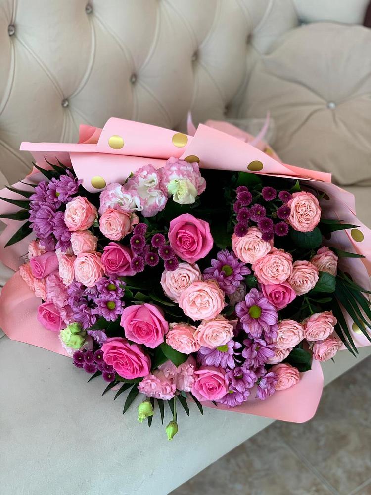 Букет цветов из: Хризантемы, Розы и Лизиантусы в Удобный