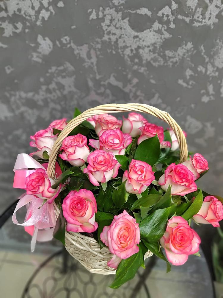 Цветочная композиция из Розы в корзине в Удобный