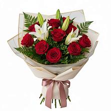 Букет цветов из:  Лилии и Розы в Удобный