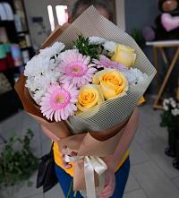 Букет цветов из:  Герберы, Розы и Хризантемы в Удобный