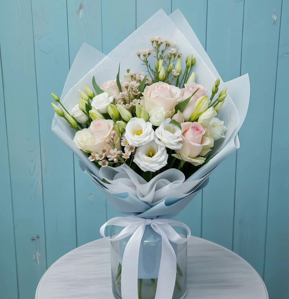 Букет цветов из: Розы и Лизиантусы в Удобный