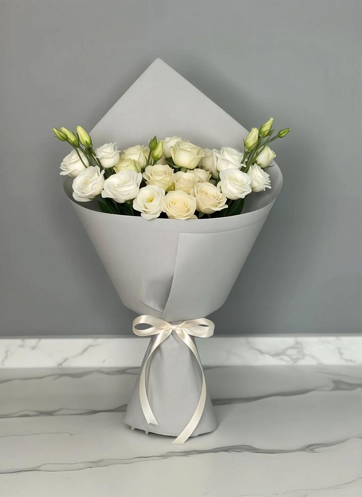 Букет цветов из: Розы и Лизиантусы в Удобный