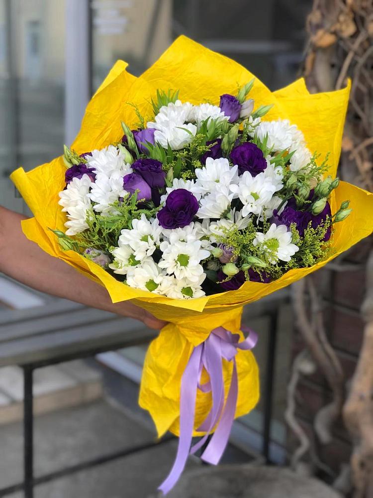 Букет цветов из: Ирисы, Хризантемы и Ромашки в Удобный