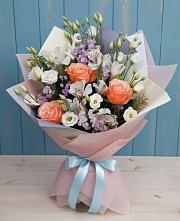 Букет цветов из:  Лизиантусы, Розы, Альстромерии и Гипсофила в Удобный
