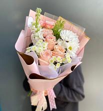 Букет цветов из:  Хризантемы и Розы в Удобный