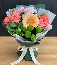 Букет цветов из:  Гвоздики, Розы, Герберы и Хризантемы в Удобный