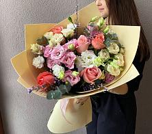 Букет цветов из:  Розы, Лизиантусы и Гвоздики #REPLACE_PRED# Удобный