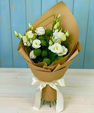 Букет цветов из:  Хризантемы и Лизиантусы в Удобный