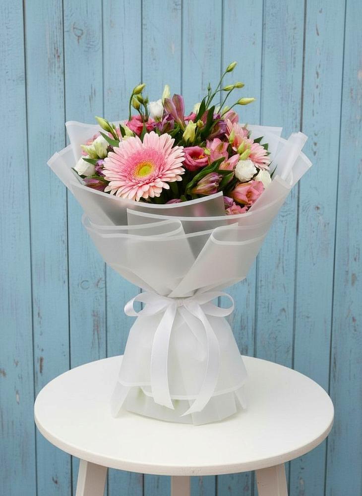 Букет цветов из: Герберы, Альстромерии и Лизиантусы в Удобный