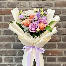 Букет цветов из:  Лизиантусы и Розы в Удобный