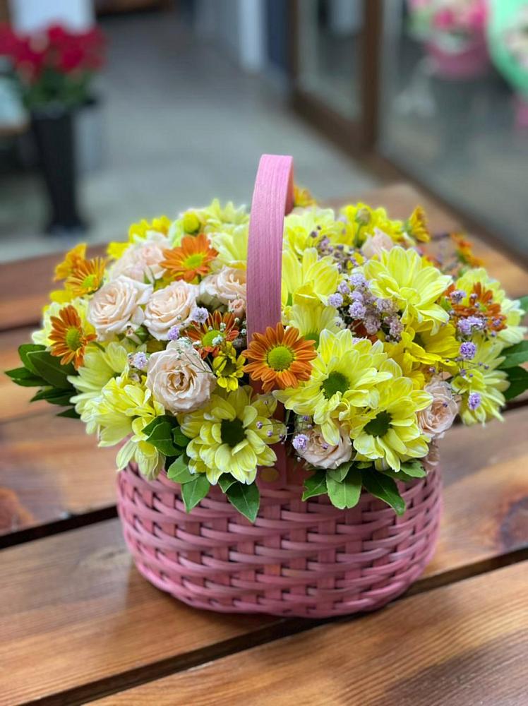 Цветочная композиция из Хризантемы и Розы в корзине в Удобный