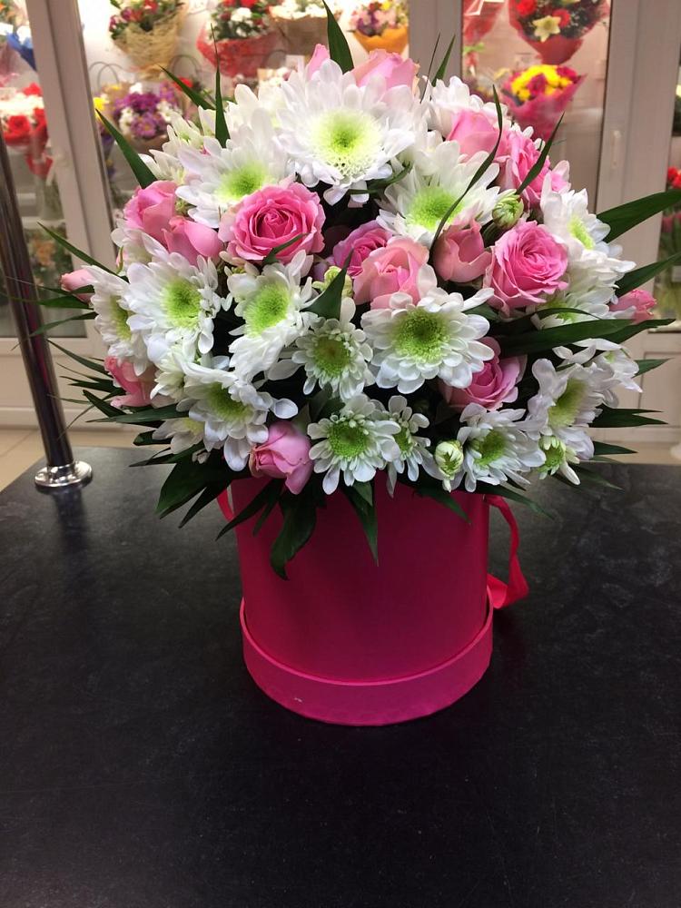 Цветочная композиция из Розы и Хризантемы в шляпной коробке в Удобный