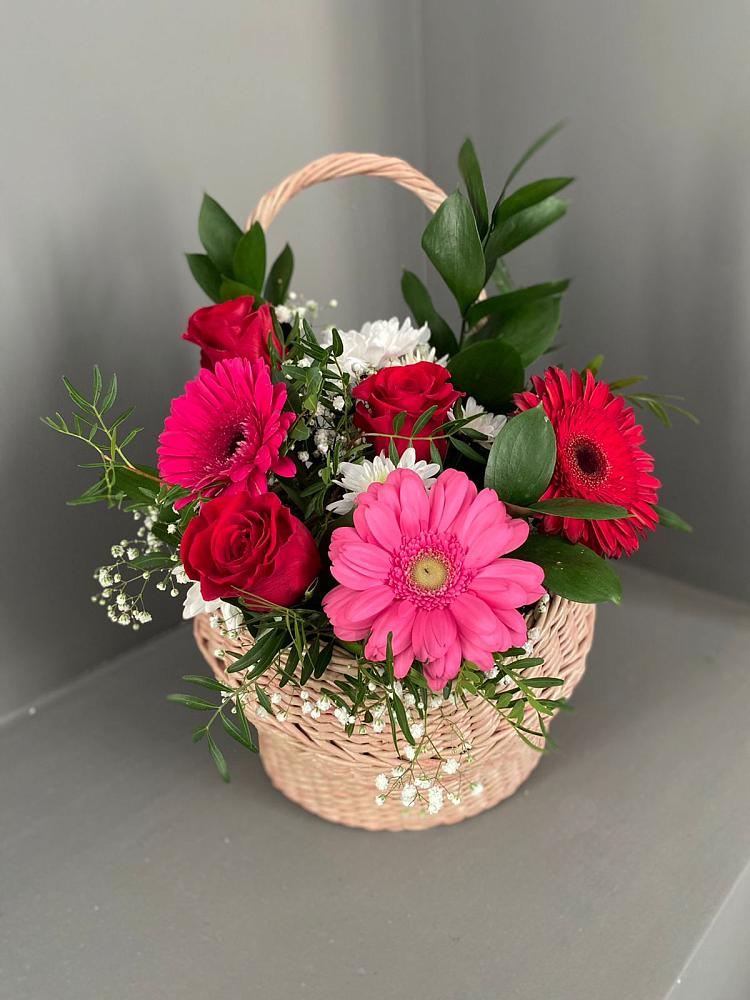 Цветочная композиция из Розы, Хризантемы и Герберы в корзине в Удобный