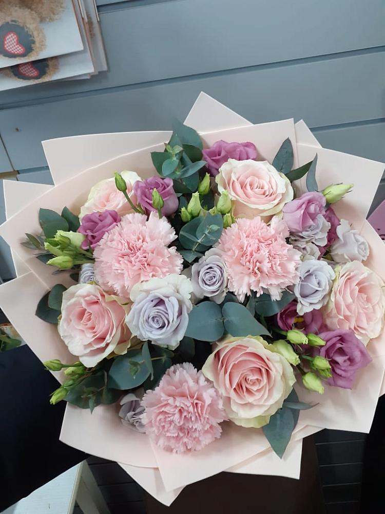 Букет цветов из: Розы, Гвоздики и Лизиантусы в Удобный