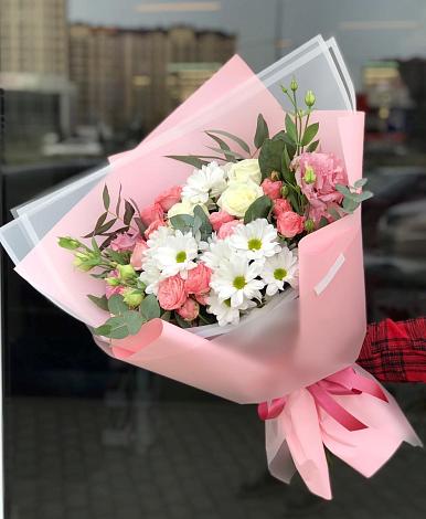 Букет цветов из: Розы, Лизиантусы и Хризантемы в Удобный