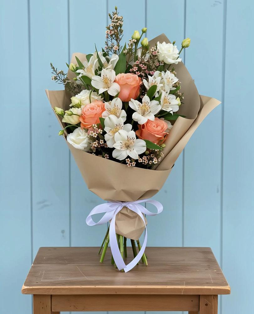 Букет цветов из: Альстромерии, Лизиантусы, Розы и Хризантемы в Удобный