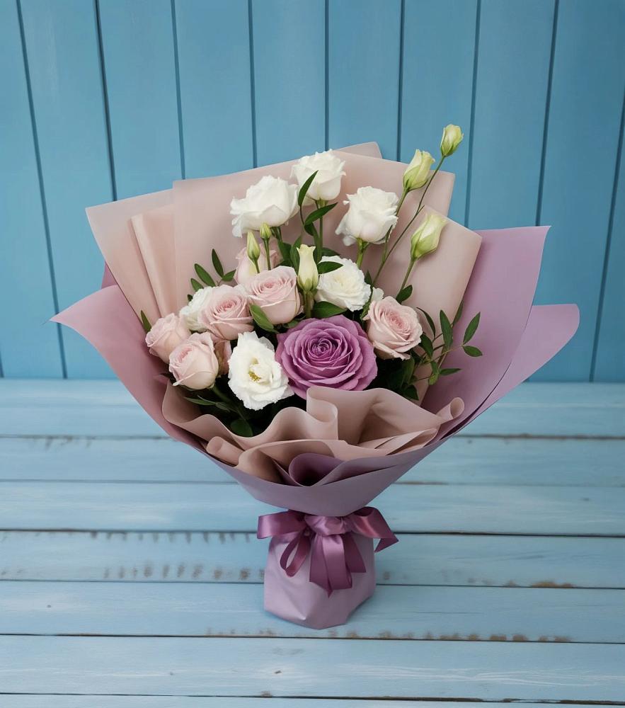 Букет цветов из: Розы и Лизиантусы в Удобный